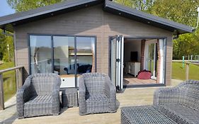 Luxury 2-Bed Lodge In Routh Sleeps 4 With Hot Tub